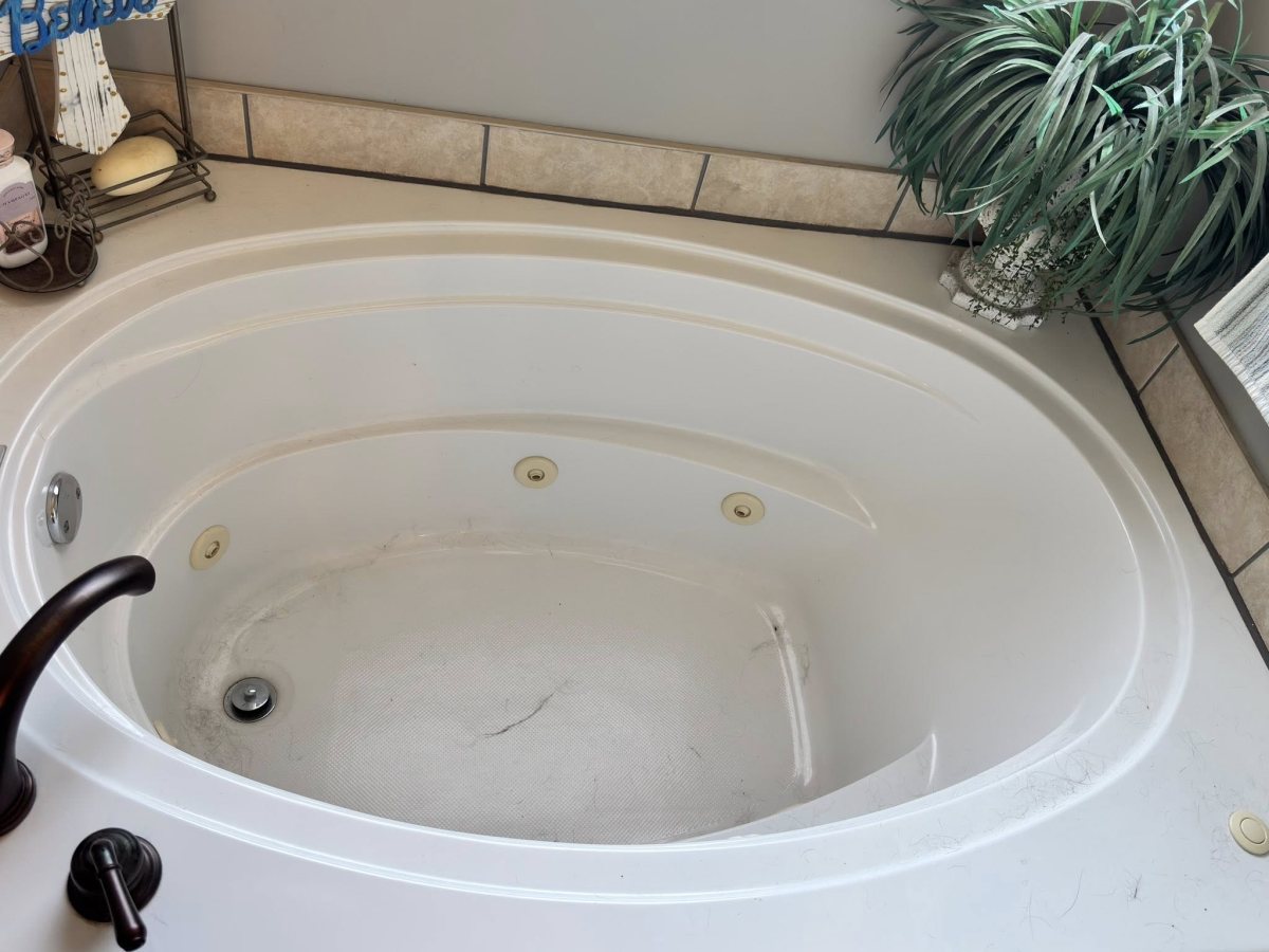Bathtub before Tidy Sparkles cleaning